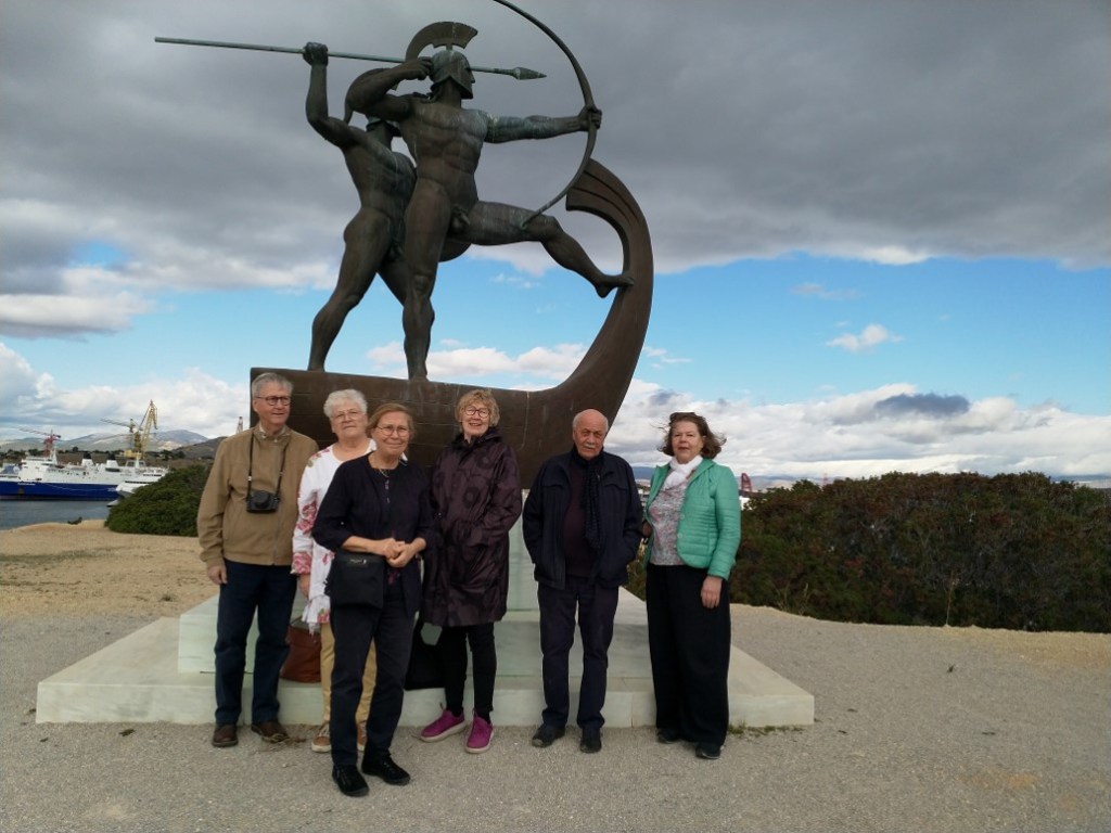 Ryhmäkuva Salamiin meritaistelun, Akhilleas Vasileioun suunnitteleman v. 2006 valmistuneen veistoksen juurella. Tuulisella hautakummulla tunnelma oli harras ja tarinat taistelun tiimoilta muuttuivat astetta todellisemmiksi. Kuva Katja Varakas.