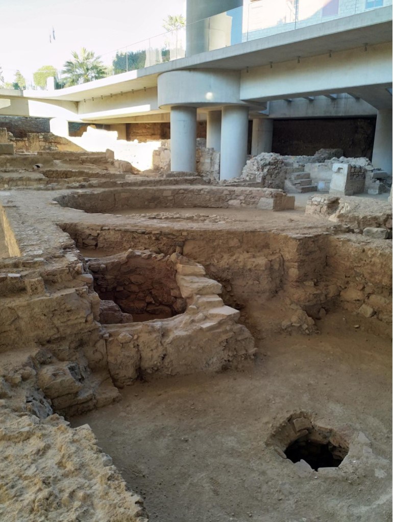 Akropolis-museon alla yleisölle avoinna oleva kaivaus. Kuva Katja Varakas.